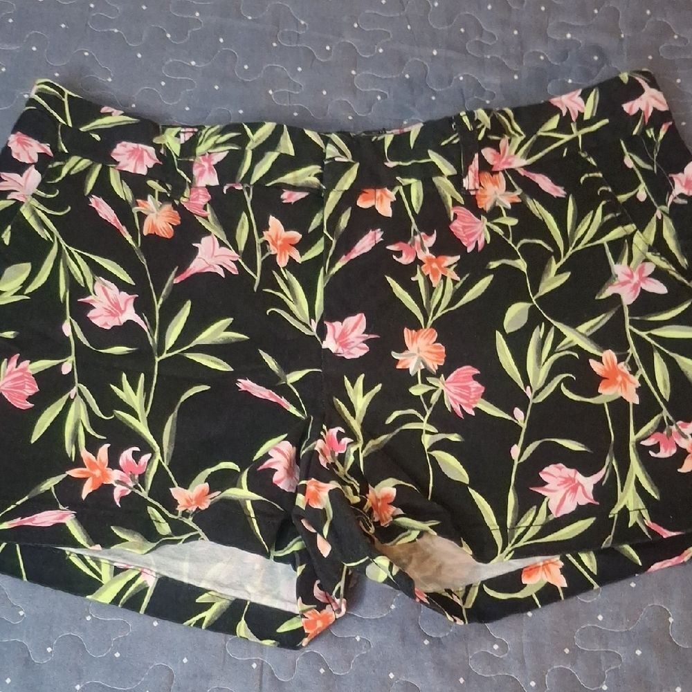 GAP City 3 Inch Black Floral Khaki Shorts size 12